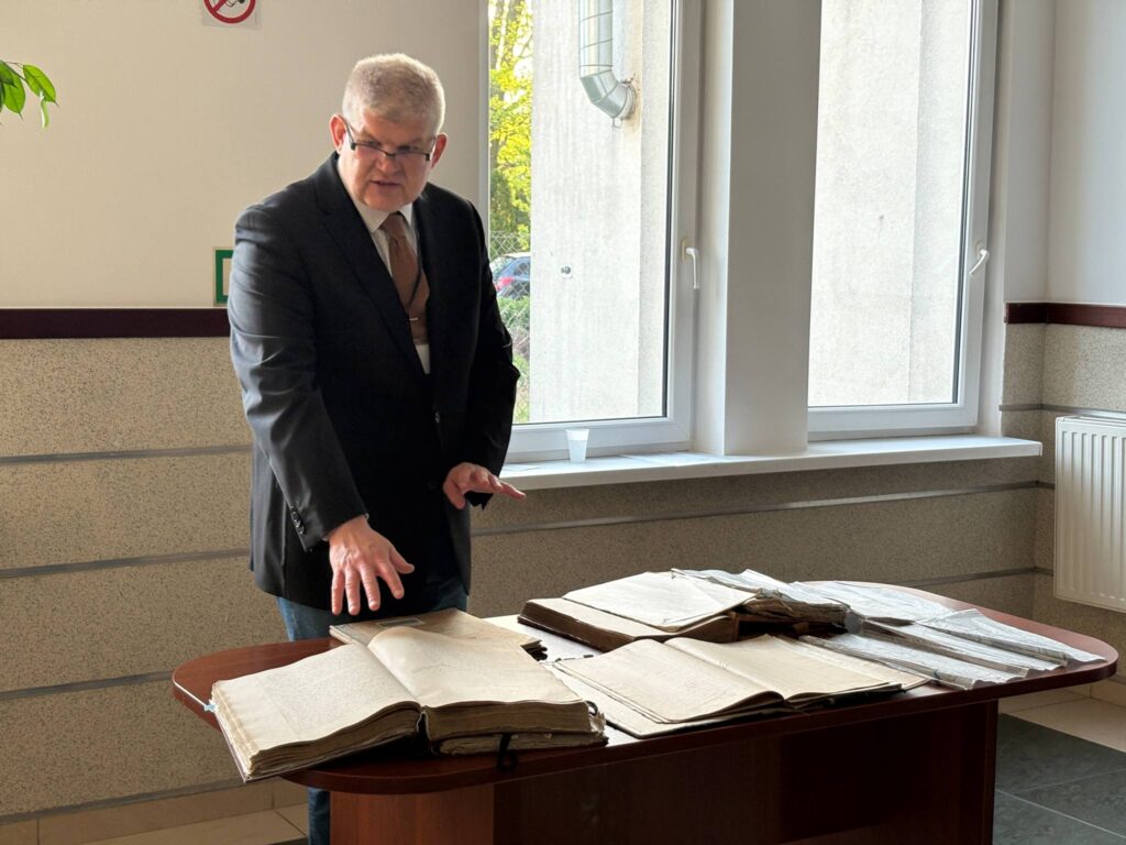 pan referent z księgami 