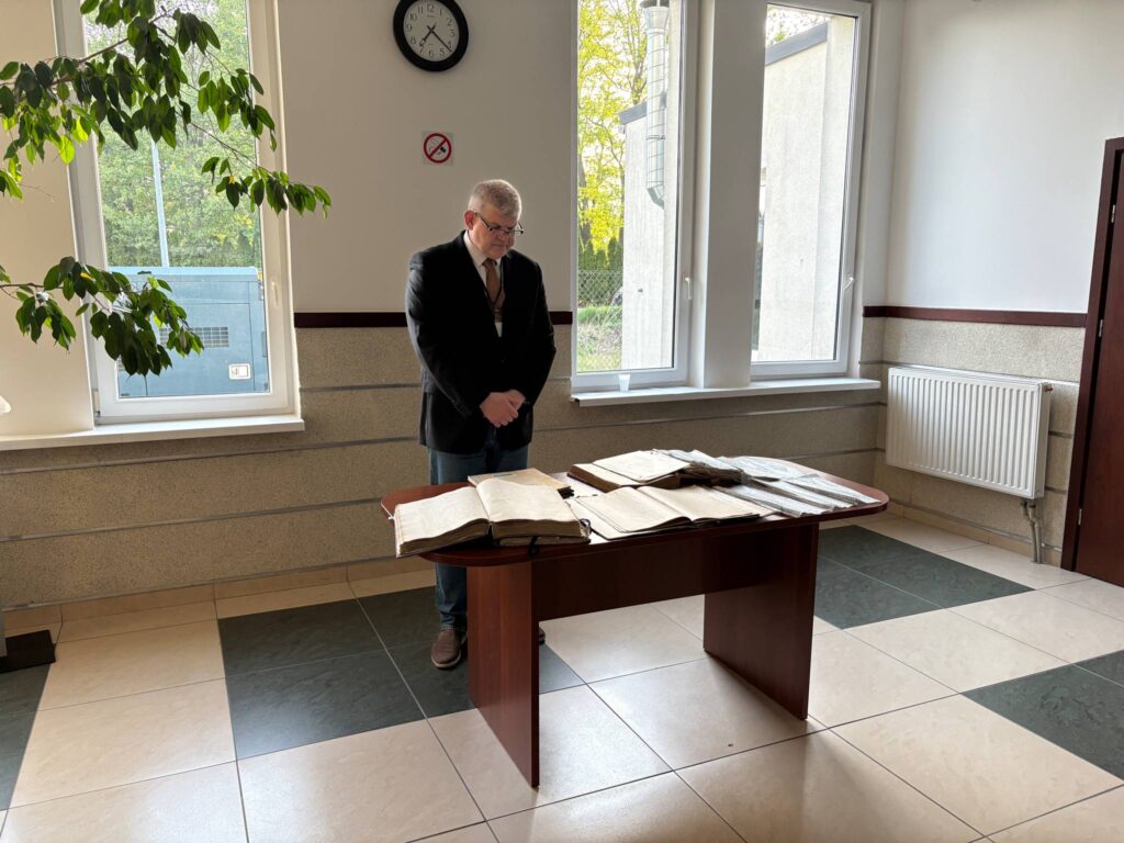 pan referent z księgami 