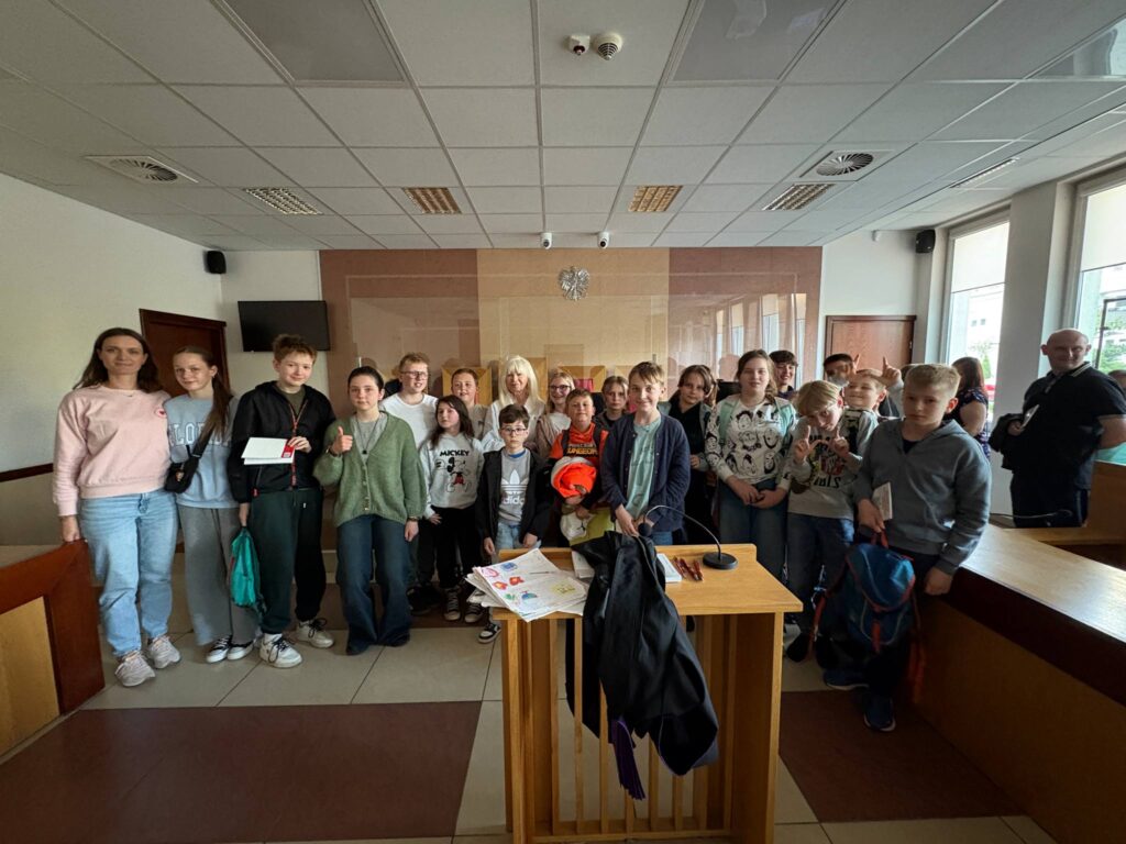zdjęcie grupowe z panią sędzią 