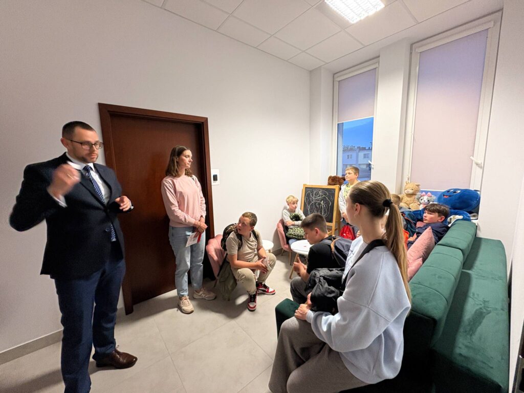 dzieci zwiedzają pokój poczekalni