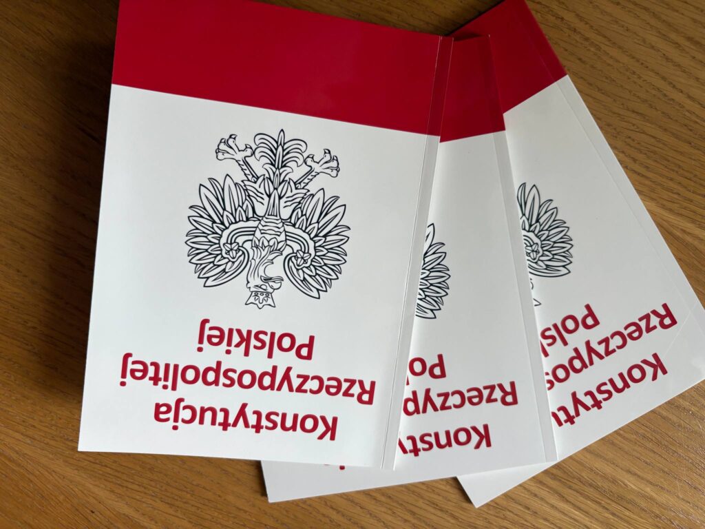 zdjęcie książeczek Konstytucji Rzeczypospolitej Polskiej które dzieci dostawały 