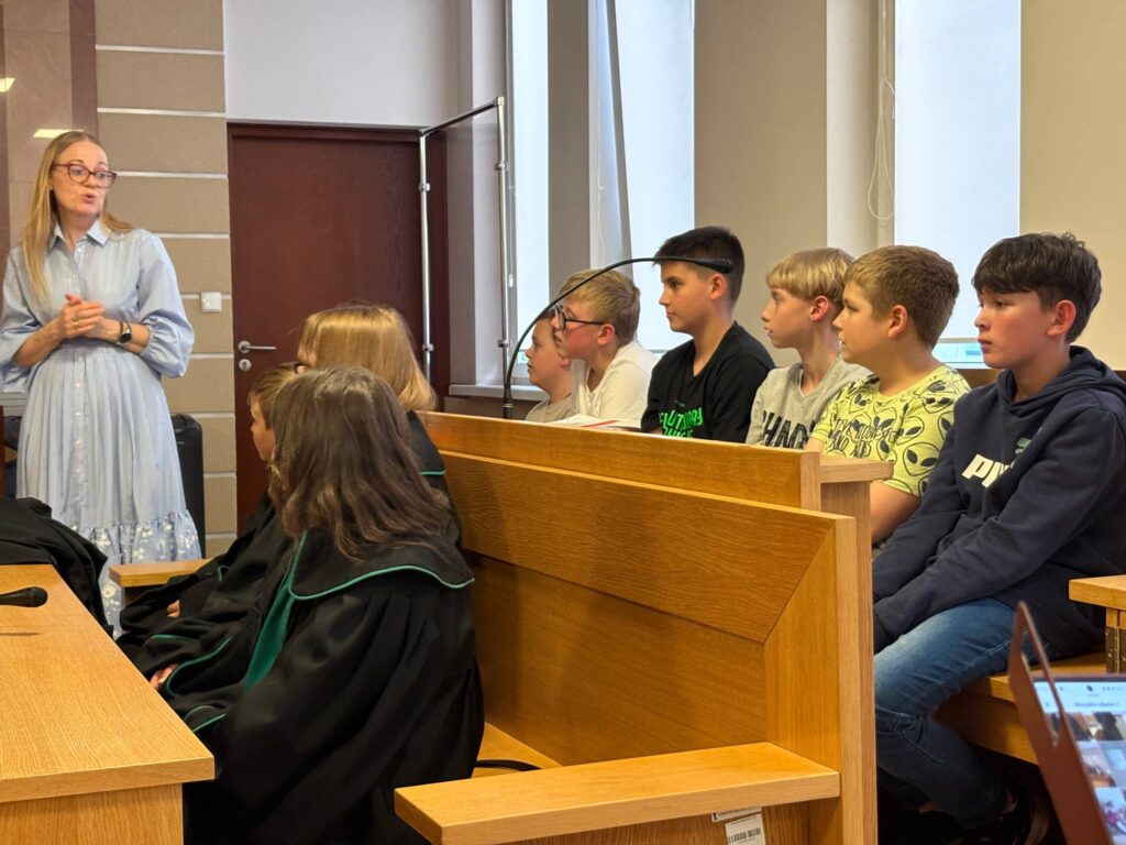 uczniowie w ławach sędziowskich