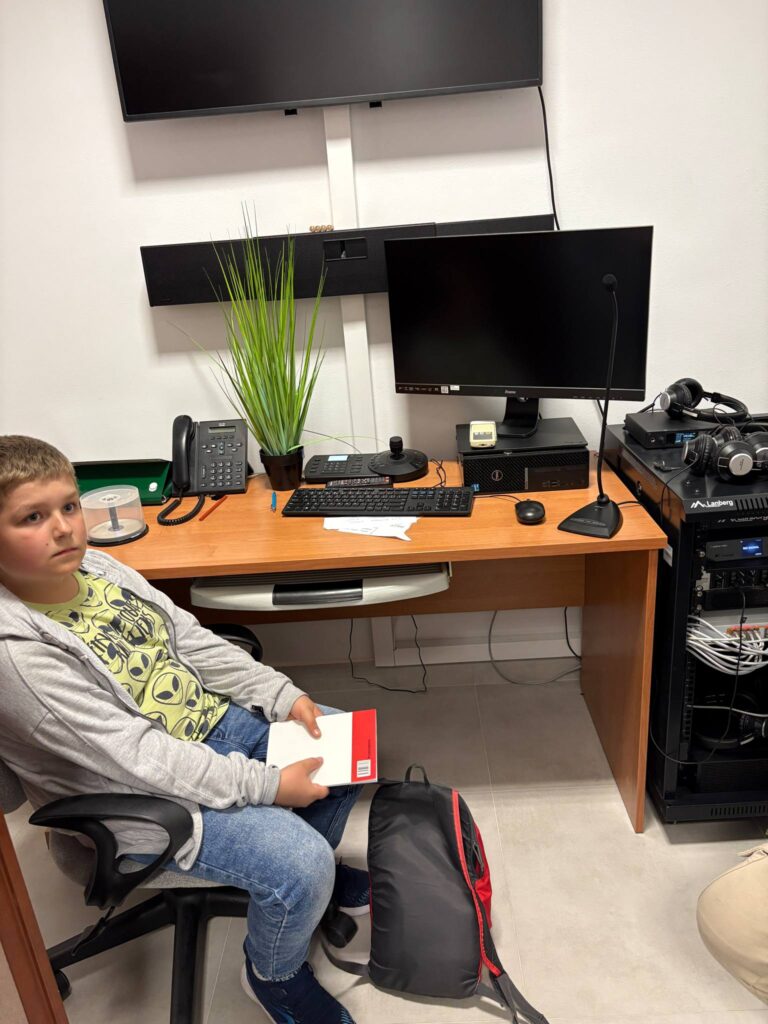 dzieci zwiedzają pokój przyjaznych przesłuchań 