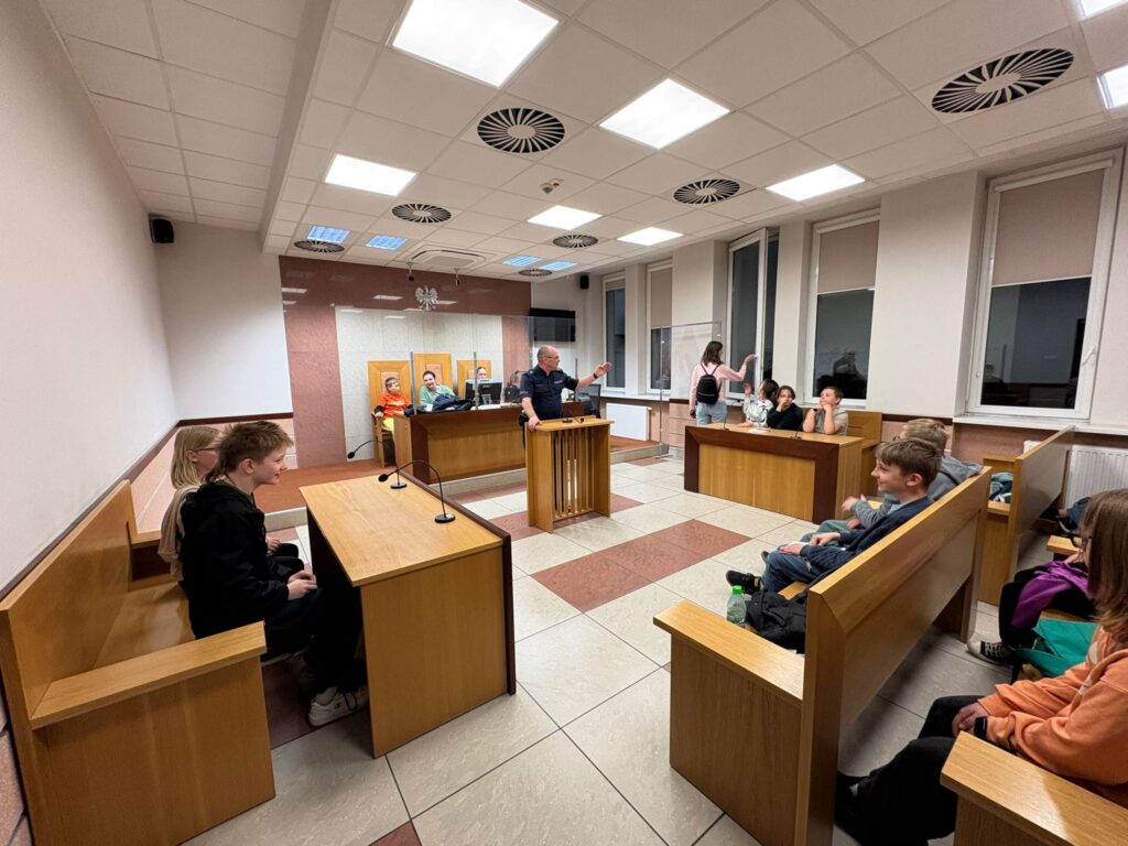 policjant opowiada o pracy w sądzie