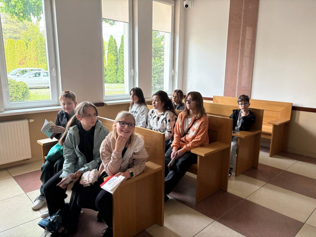zdjęcie dzieci siedzących w sali rozpraw
