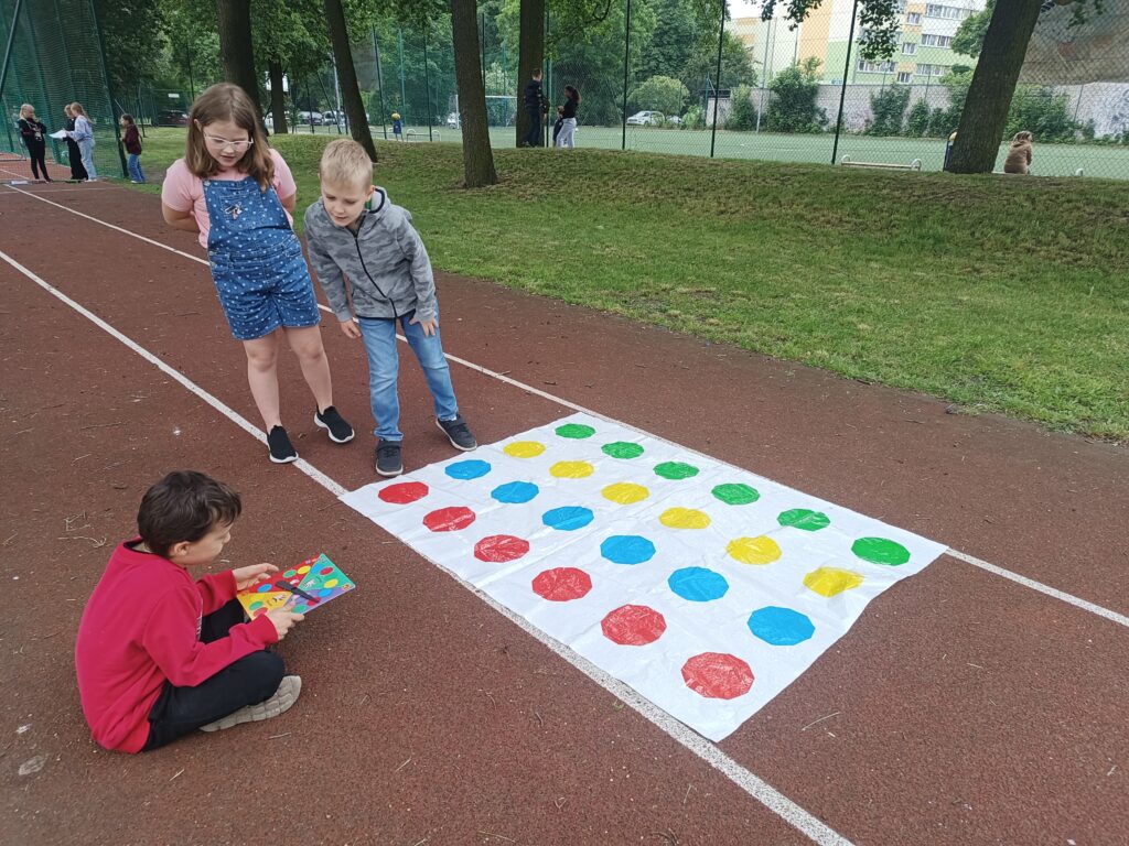 dzieci grają w twister