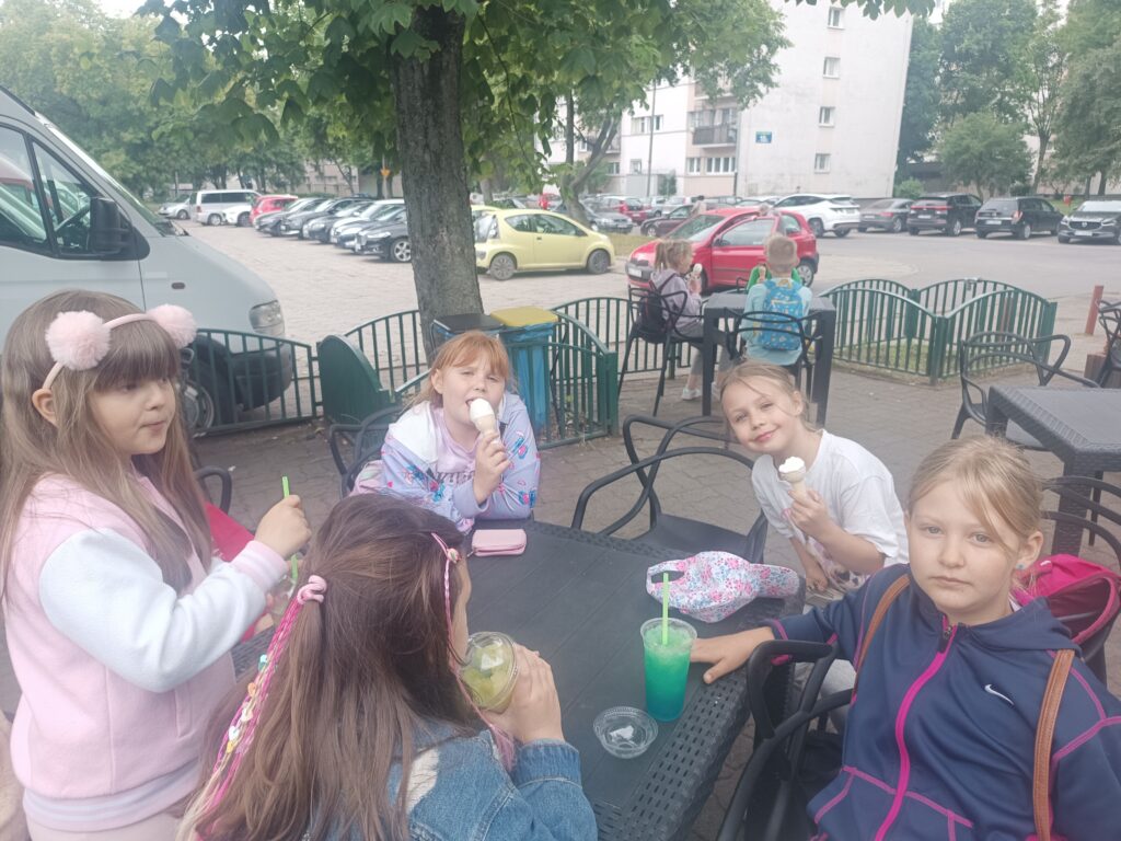 dzieci jedzą lody