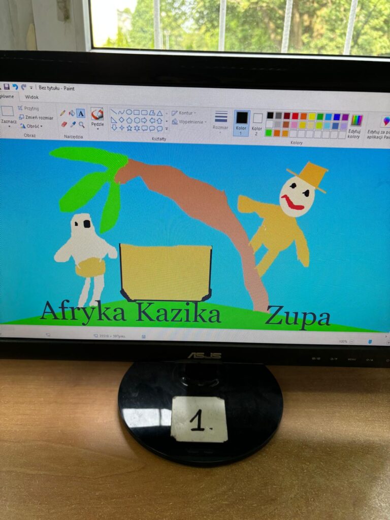 Ekran komputera z pracą ucznia wykonaną w programie paint. Obrazek przedstawia dwie osoby i palmę oraz napis Afryka Kazika i Zupa.
