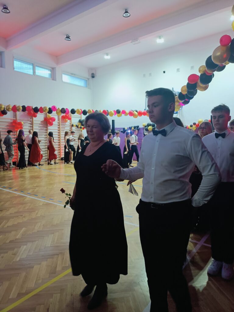 taniec poloneza- pierwsza para z Panią Dyrektor