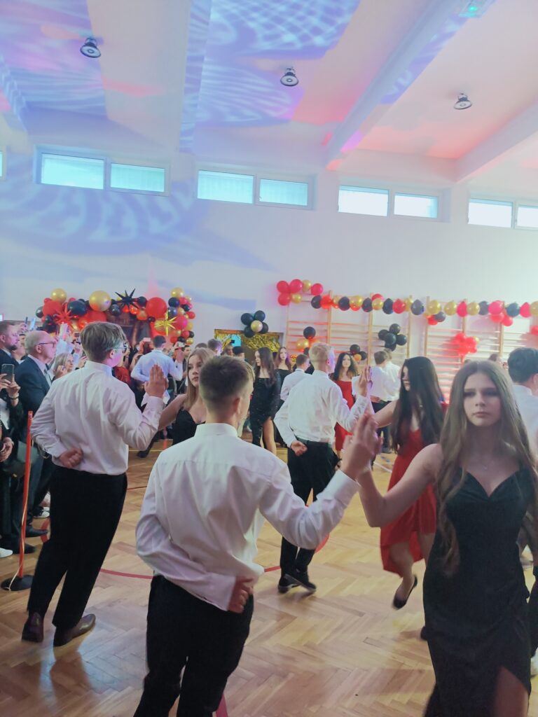 uczniowie podczas tańca poloneza