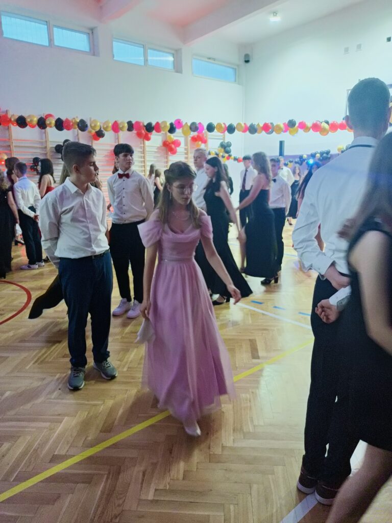 uczniowie podczas tańca poloneza