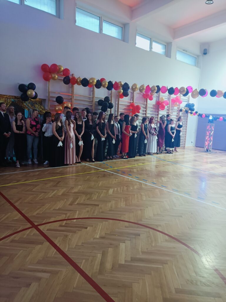 uczniowie w dwurzędzie słuchają Pani Dyrektor