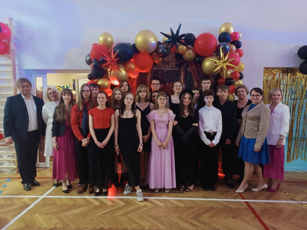 zdjęcie grupowe uczniów na tle dekoracji z balonów