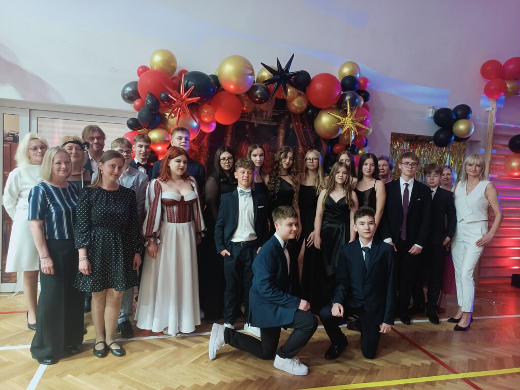 zdjęcie grupowe uczniów na tle dekoracji z balonów