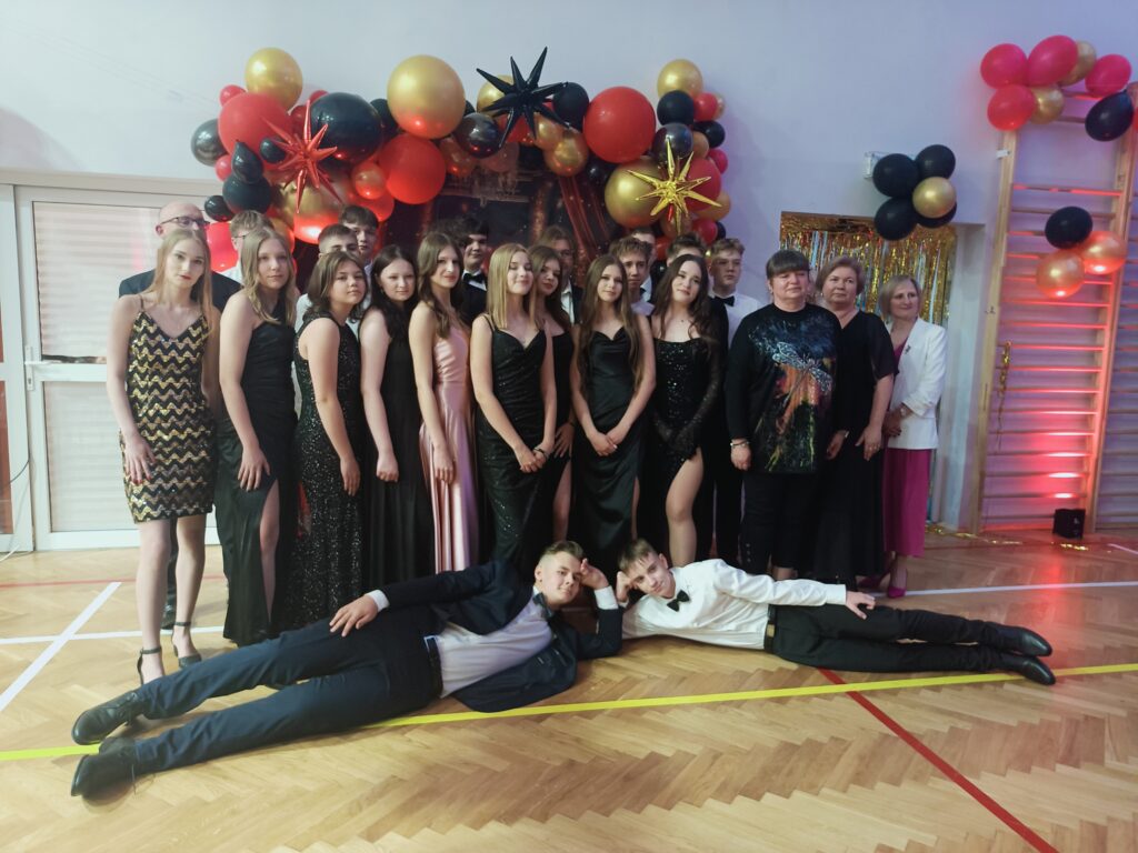 zdjęcie grupowe uczniów na tle dekoracji z balonów