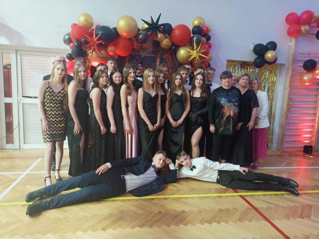 zdjęcie grupowe uczniów na tle dekoracji z balonów