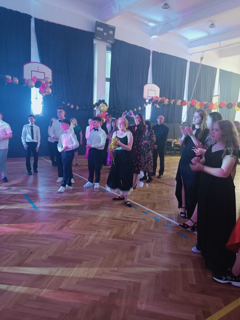 uczniowie podczas tańca w trakcie balu