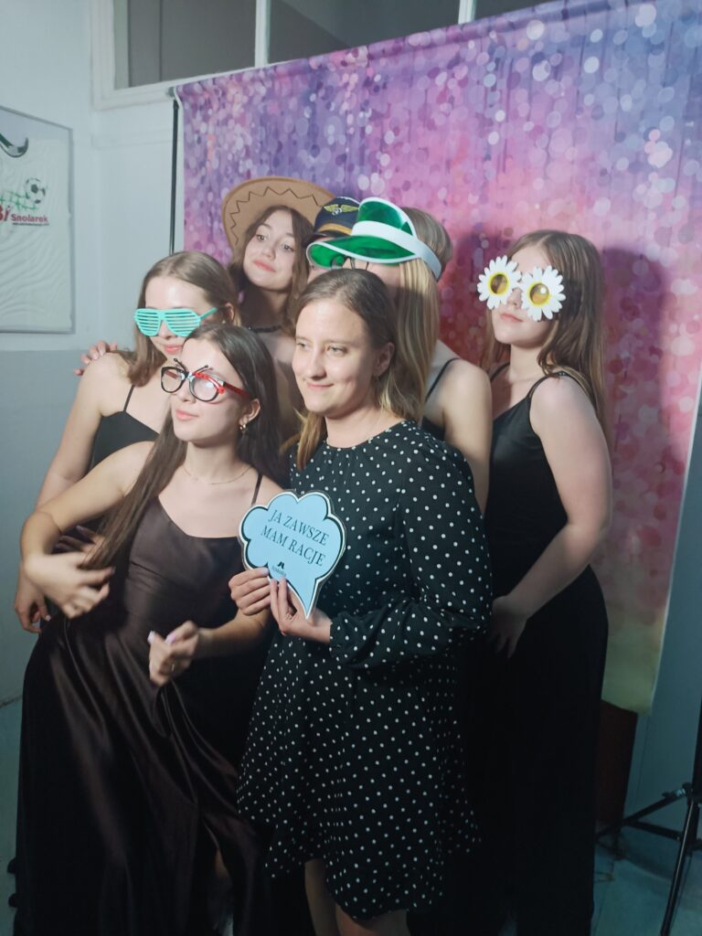 grupa dziewcząt podczas zdjecia w fotobudce