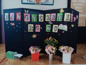 zdjęcie tła z napisem zakończenie roku, kwiaty i nagrody