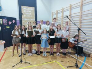 chór podczas śpiewu