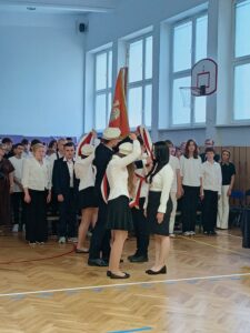 uczniowie klas 7 przejmują sztandar od klas 8