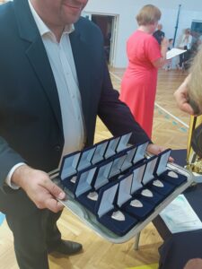 zdjęcie srebrnych tarcz