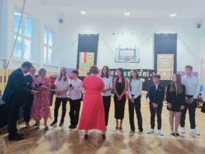 uczniom są wręczane srebrne tarcze