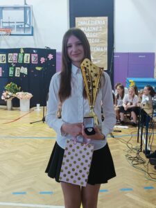 uczennica z pucharem, nagrodą dyrektora i srebrną tarczą