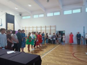 zdjęcie przedstawia rodziców uczniów nagrodzonych dyplomem przez Panią Dyrektor za szczególne zasługi