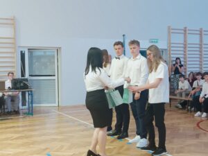 uczniowie dostają nagrody