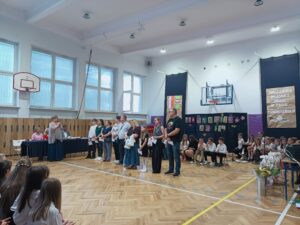 zdjęcie przedstawia rodziców uczniów nagrodzonych dyplomem przez Panią Dyrektor za szczególne zasługi