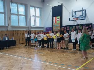 uczniowie podczas udziału w przedstawieniu. Klasy 3-4.