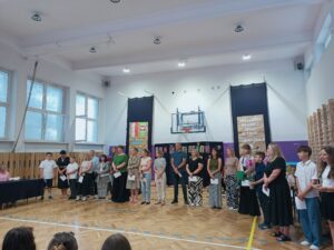 zdjęcie przedstawia rodziców uczniów nagrodzonych dyplomem przez Panią Dyrektor za szczególne zasługi