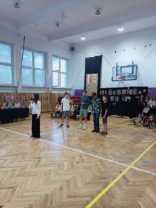 uczniowie podczas udziału w przedstawieniu. Klasy 5-6.