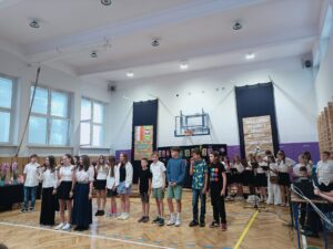 uczniowie podczas udziału w przedstawieniu. Klasy 5-6.