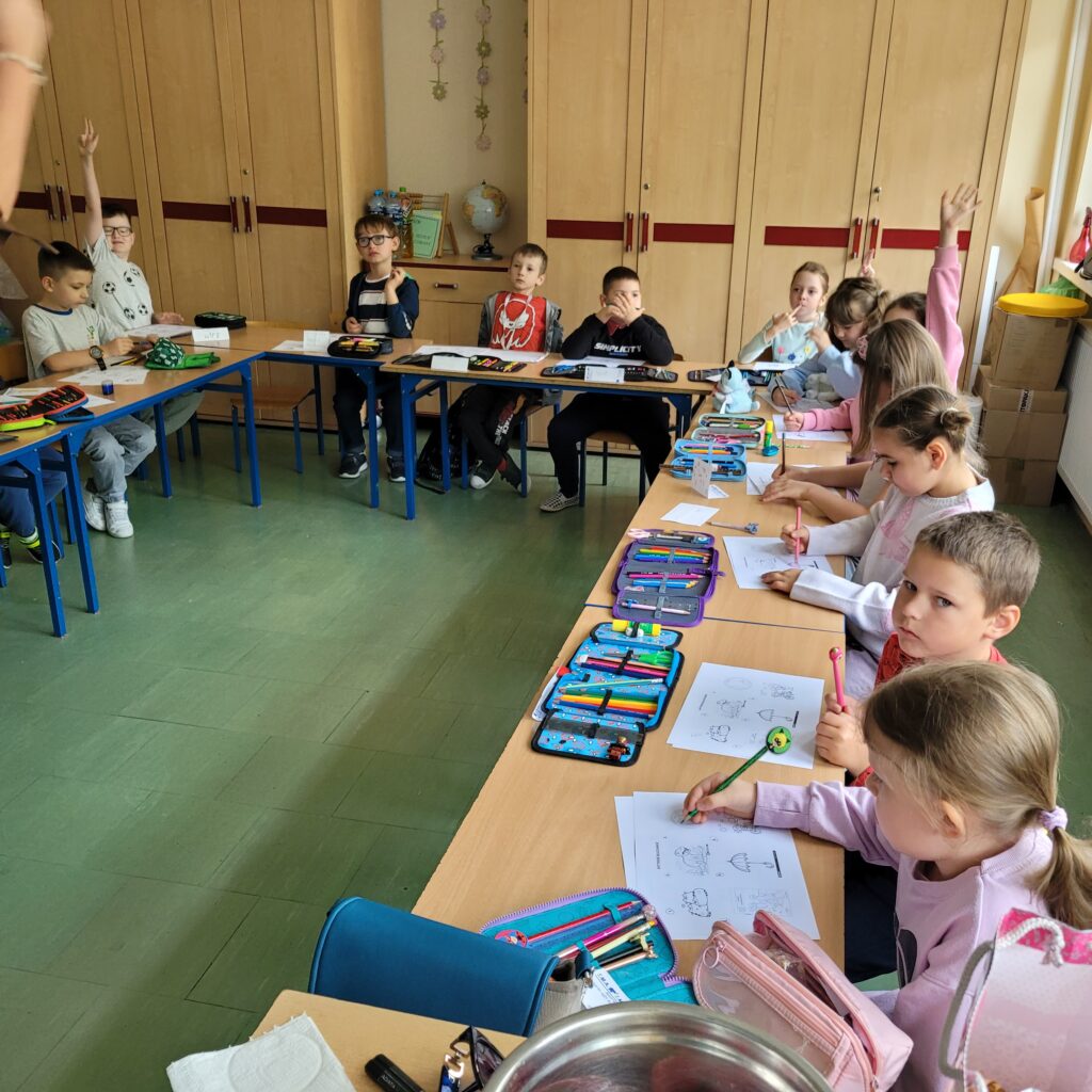 zdjęcie klasy, uczniowie siedzą w ławkach
