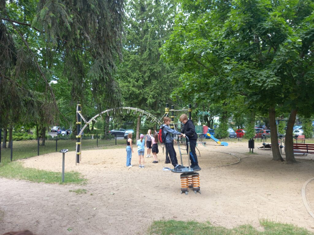 dzieci bawią się na placu zabaw