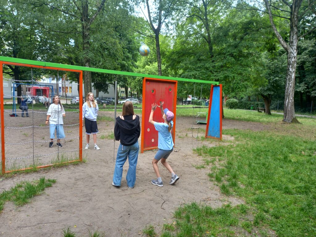 dzieci bawią się na placu zabaw w Jordanku