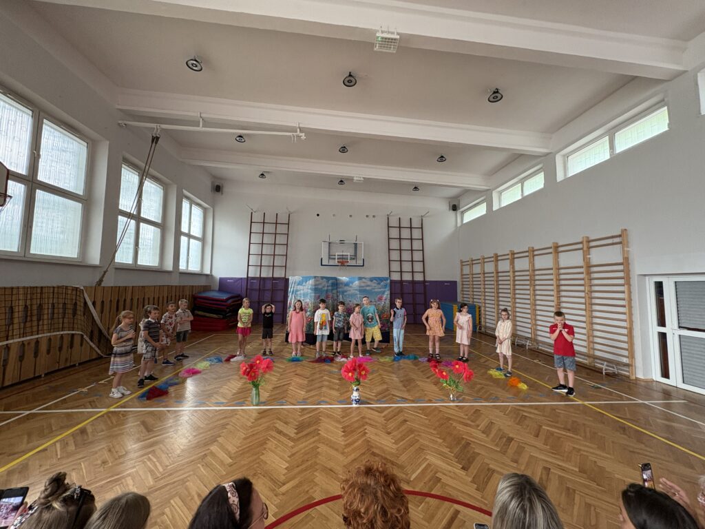 uczniowie tańczą i śpiewają w trakcie przedstawienia