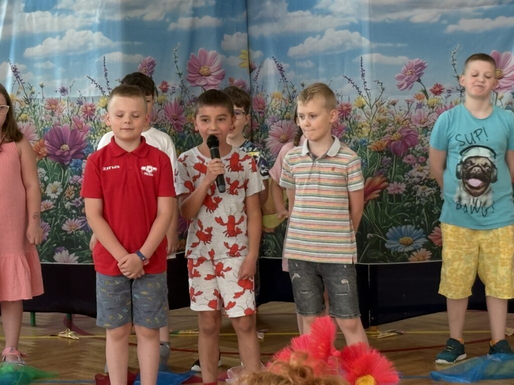 uczniowie mówią wiersze