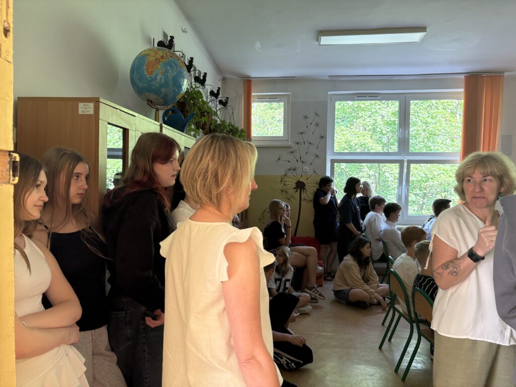 na pierwszym planie pani wicedyrektor Rękawiecka w tle dzieci oglądające wylot