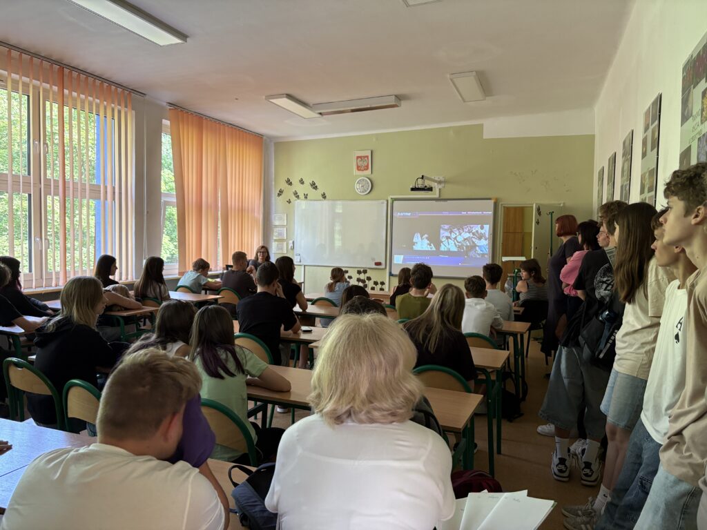 dzieci i pracownicy oglądają na ekranie wylot Sławosza w kosmos