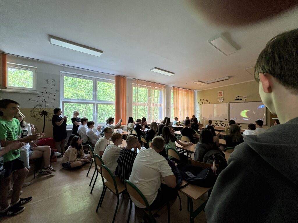 dzieci i pracownicy oglądają na ekranie wylot Sławosza w kosmos
