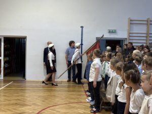 poczet wychodzi z sali