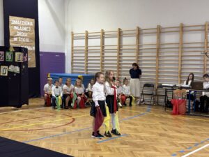 uczniowie podczas udziału w przedstawieniu. Klasy 1-2.