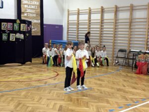 uczniowie podczas udziału w przedstawieniu. Klasy 1-2.