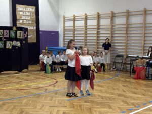 uczniowie podczas udziału w przedstawieniu. Klasy 1-2.