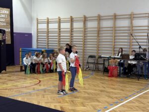 uczniowie podczas udziału w przedstawieniu. Klasy 1-2.