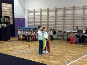 uczniowie podczas udziału w przedstawieniu. Klasy 1-2.