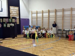 uczniowie podczas udziału w przedstawieniu. Klasy 1-2.